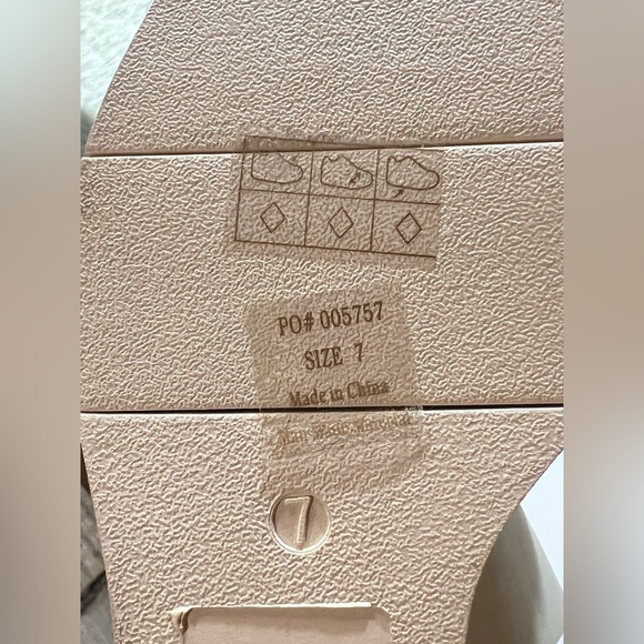 JOURNEE COLLECTION Cream ankle strap platform sandals size 7. - Picture 10 of 10